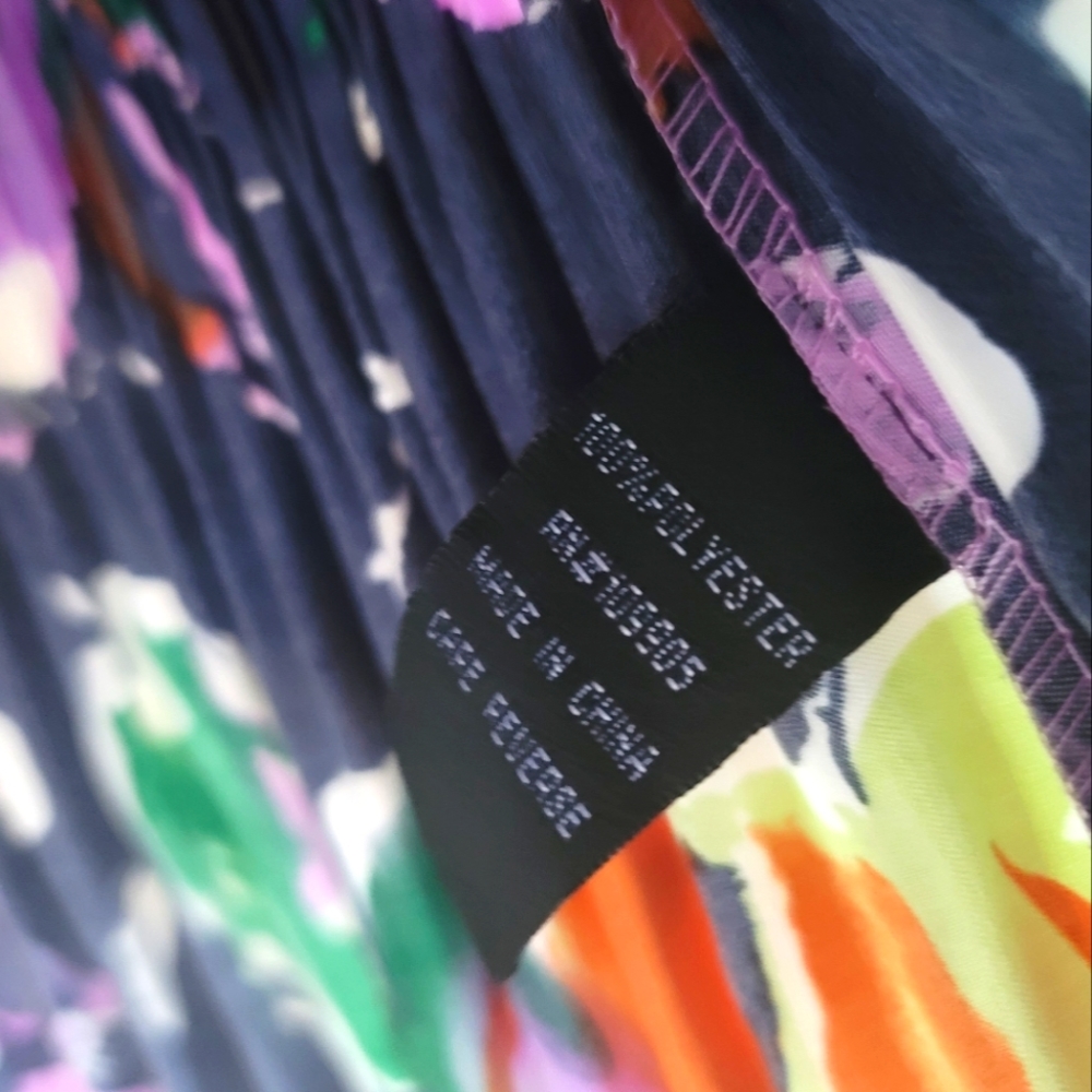* SOLD* MILANO | FLORAL CRINKLED V-NECK SLEEVELESS TOP - Picture 3 of 4